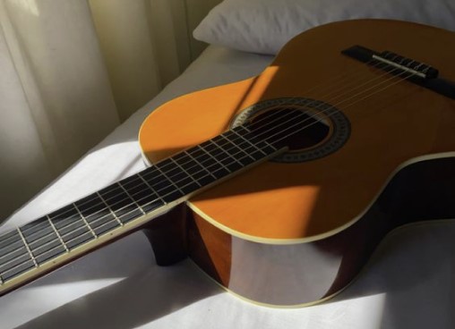 guitarra acústica cama